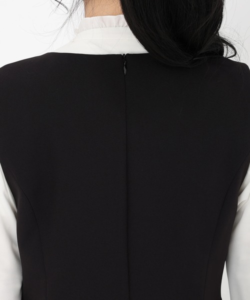 STRAWBERRY-FIELDS（ストロベリーフィールズ）の「【元宝塚トップ娘役 舞空瞳さん着用】フリーラインクロスⅡ_Vネックジャンパースカート（ジャンパースカート・レディース・ネイビー/ブラック・2）」の6枚目の写真