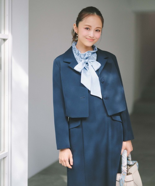 STRAWBERRY-FIELDS（ストロベリーフィールズ）の「【元宝塚トップ娘役 舞空瞳さん着用】フリーラインクロスⅡ_Vネックジャンパースカート（ジャンパースカート・レディース・ネイビー/ブラック・2）」の16枚目の写真