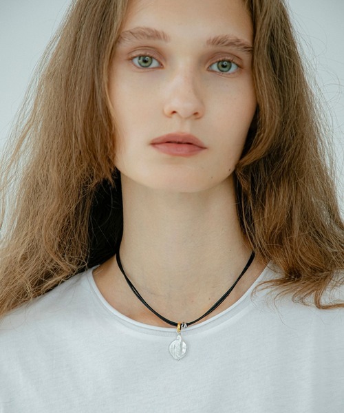 LAPUIS(ラピュイ)の「LAPUIS(ラピュイ)Pearl Leather choker(チョーカー・レディース・マルチ・FREE)」の2枚目の写真