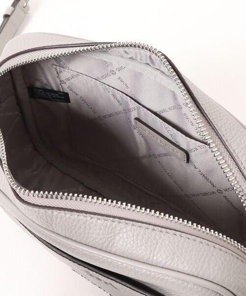 MICHAEL KORS(マイケルコース)の「JET SET TRAVEL LG CAMERA XBODY Crossbody(ショルダーバッグ・レディース・グレー系・FREE)」の4枚目の写真