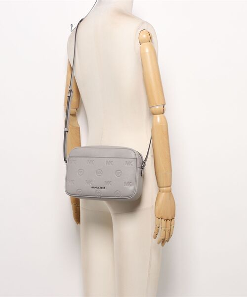 MICHAEL KORS(マイケルコース)の「JET SET TRAVEL LG CAMERA XBODY Crossbody(ショルダーバッグ・レディース・グレー系・FREE)」の5枚目の写真