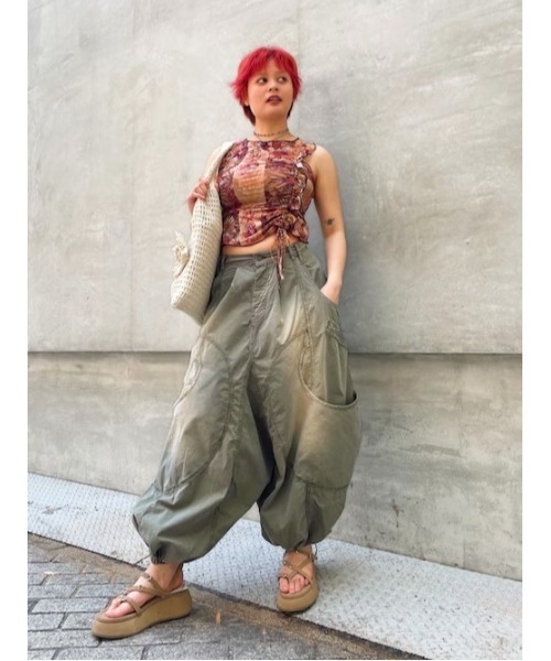 Desigual(デシグアル)の「フラワープリントサイドシャーリングノースリーブトップス(Tシャツ/カットソー・レディース・マルチ・L/M/S/XL/XS)」の2枚目の写真
