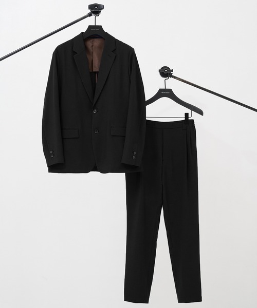 UNITED TOKYO（ユナイテッドトウキョウ）の「【EC限定/セットアップ販売】撥水マルチファンクションセットアップ ジャケット&パンツ　｜撥水/ウォッシャブル/ストレッチ/防シワ/速乾/軽量/オールシーズン/春服/オケージョン/オフィスカジュアル/通勤/ビジネス（テーラードジャケット・メンズ・ダークグレー/ブラック/ダークネイビー・2/1/3）」の2枚目の写真