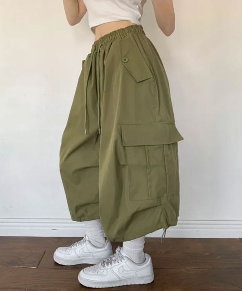 VIVID LADY（ビビッドレディー）の「ワイド カーゴ バミューダハーフパンツ（カーゴパンツ・レディース・カーキ/ブラック/ブラウン/ベージュ・FREE）」の4枚目の写真
