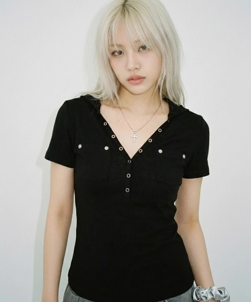 .KOM(ドットコム)の「A'GEM/9 × .kom 『.KOM/ドットケーオーエム』フードデザインコンパクトトップス(Tシャツ/カットソー・レディース・ブラック×ホワイト/ホワイト/ブラック・FREE)」の2枚目の写真