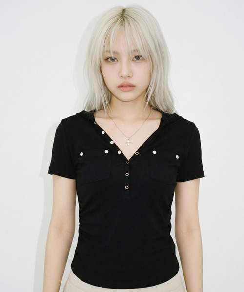 .KOM(ドットコム)の「A'GEM/9 × .kom 『.KOM/ドットケーオーエム』フードデザインコンパクトトップス(Tシャツ/カットソー・レディース・ブラック×ホワイト/ホワイト/ブラック・FREE)」の8枚目の写真