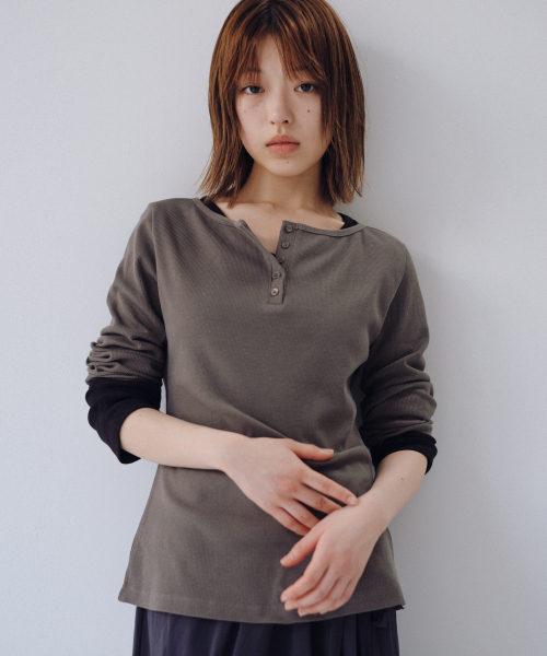 OHESHIO(オヘシオ)の「BASIC RIBBED V-NECK LONG SLEEVE, WHITE(Tシャツ/カットソー・レディース・その他・FREE)」の8枚目の写真