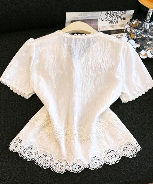 LUCPY(ラクピー)の「レース刺繍ペプラムブラウス(シャツ/ブラウス・レディース・ホワイト・X-LARGE/LARGE/MEDIUM/SMALL)」の2枚目の写真