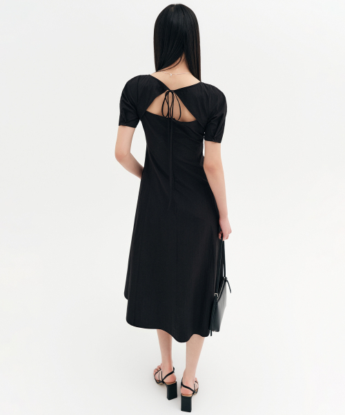 LOOKAST(ルックキャスト)の「キャロラインラウンドスリーブミディドレス_ブラック / CAROLINE ROUNDED SLEEVE MIDI DRESS_BLACK(ワンピース・レディース・ブラック・SMALL/MEDIUM)」の2枚目の写真