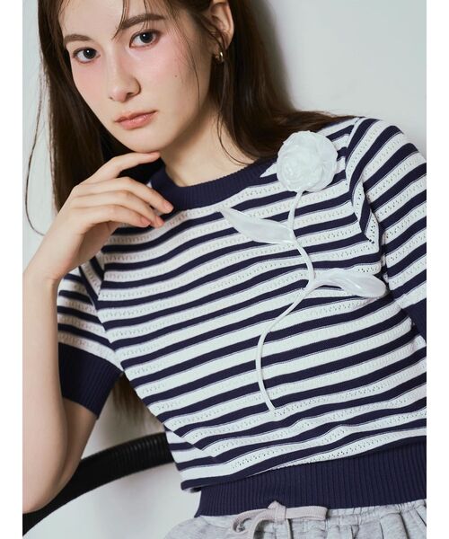 CALNAMUR(カルナムール)の「コサージュサマーニット(ニット/セーター・レディース・ネイビー/イエロー/ブラック/ピンク・FREE)」の2枚目の写真
