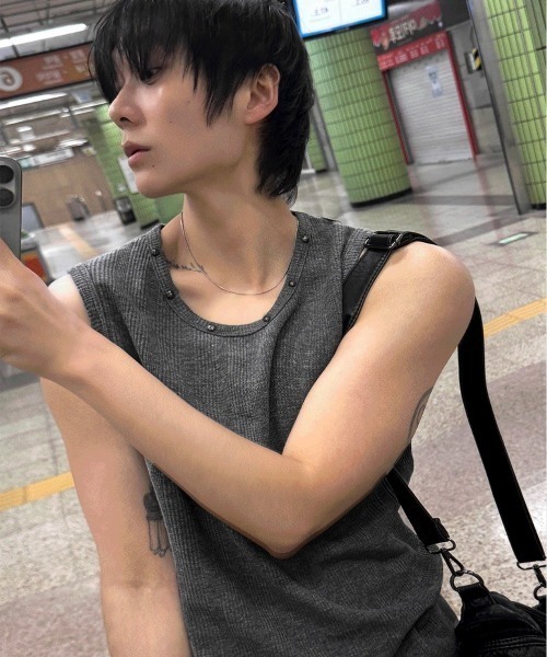 COSYHARU(コシハル)の「スタッドリベットスリーブレストップ(タンクトップ・メンズ・グレー/ブラック/ホワイト/チャコール・FREE)」の13枚目の写真