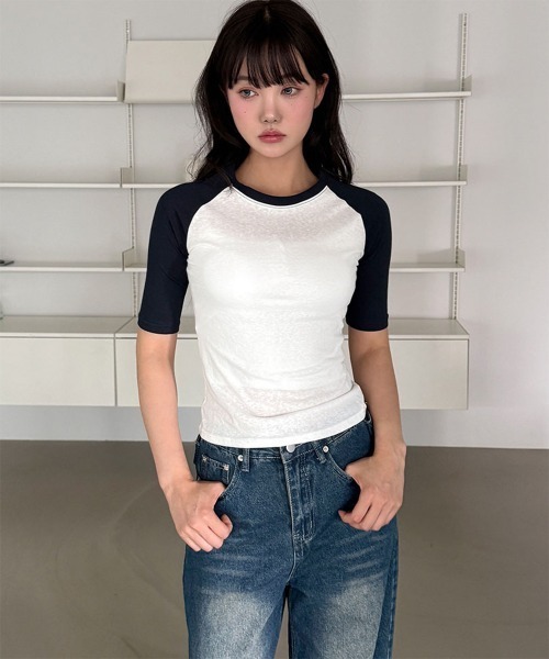 4INT.(フォイント)の「無地 配色 ラグラン 半袖 / 5分袖 クロップド Tシャツ(Tシャツ/カットソー・レディース・グレー/ブラック/ネイビー・FREE)」の3枚目の写真