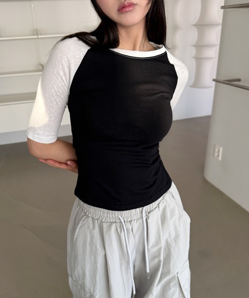 4INT.(フォイント)の「無地 配色 ラグラン 半袖 / 5分袖 クロップド Tシャツ(Tシャツ/カットソー・レディース・グレー/ブラック/ネイビー・FREE)」の1枚目の写真