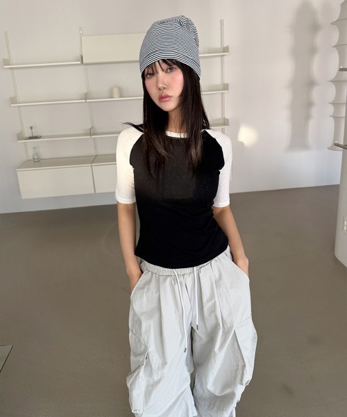 4INT.(フォイント)の「無地 配色 ラグラン 半袖 / 5分袖 クロップド Tシャツ(Tシャツ/カットソー・レディース・グレー/ブラック/ネイビー・FREE)」の6枚目の写真
