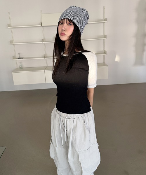 4INT.(フォイント)の「無地 配色 ラグラン 半袖 / 5分袖 クロップド Tシャツ(Tシャツ/カットソー・レディース・グレー/ブラック/ネイビー・FREE)」の5枚目の写真