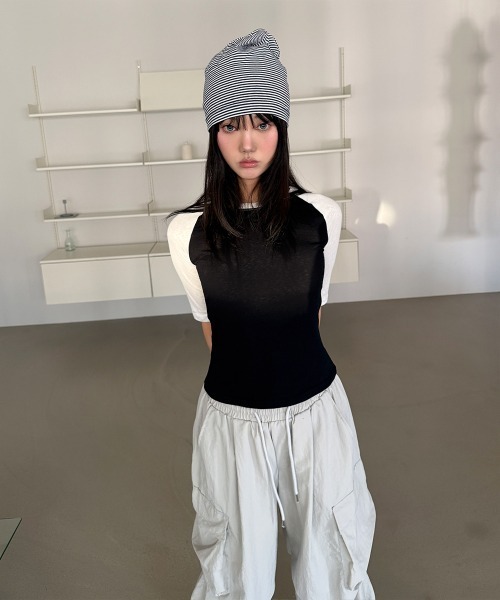 4INT.(フォイント)の「無地 配色 ラグラン 半袖 / 5分袖 クロップド Tシャツ(Tシャツ/カットソー・レディース・グレー/ブラック/ネイビー・FREE)」の4枚目の写真