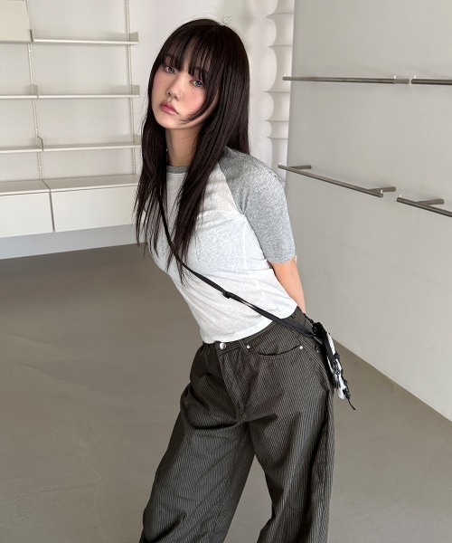 4INT.(フォイント)の「無地 配色 ラグラン 半袖 / 5分袖 クロップド Tシャツ(Tシャツ/カットソー・レディース・グレー/ブラック/ネイビー・FREE)」の21枚目の写真