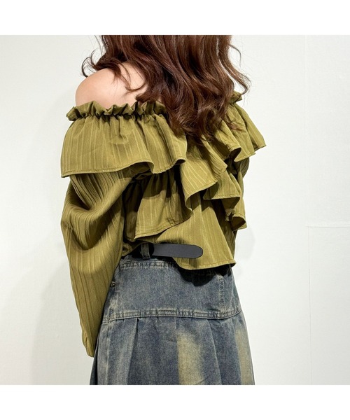 marcydorn(マーシードルン)の「フリルスリーブ オフショルブラウス オフショルダー(シャツ/ブラウス・レディース・ホワイト/ブラック/オリーブ・S/M/L)」の4枚目の写真
