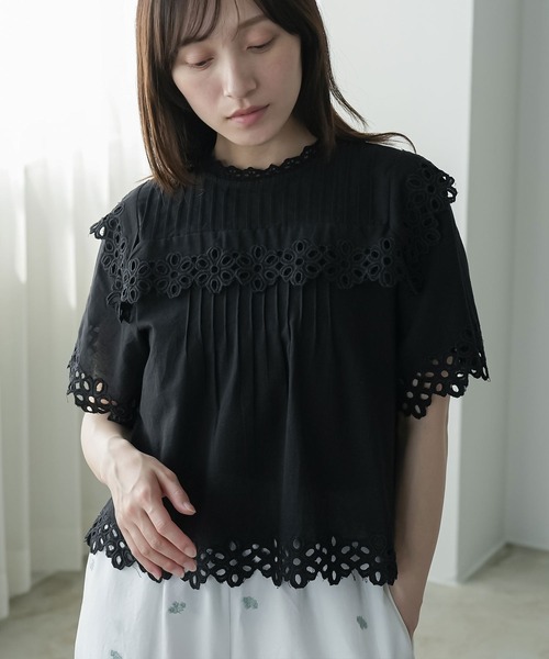 mili an deni(ミリアンデニ)の「フロントタックスカラップレースブラウス(シャツ/ブラウス・レディース・ブラック/オフホワイト・M)」の1枚目の写真