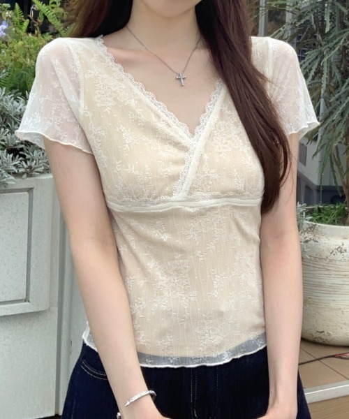 AMAJI（アマジ）の「カシュクール Vネック レーストリム ジャガード 半袖Tシャツ（Tシャツ/カットソー・レディース・ベージュ・X-LARGE/SMALL/LARGE/MEDIUM）」の4枚目の写真
