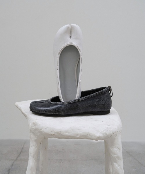 PAES（ペイズ）の「【WEB先行予約】[PAES/ペイズ] ヴィンテージ加工 LEATHER STRING フラットシューズ（バレエシューズ・レディース・ホワイト/ブラック・23.5/23/24.5/24）」の4枚目の写真
