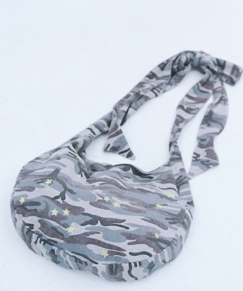 ITZAVIBE(イッザバイブ)の「CAMO STAR REVERSIBLE RIBBON BAG(メッセンジャーバッグ・レディース・その他・FREE)」の4枚目の写真