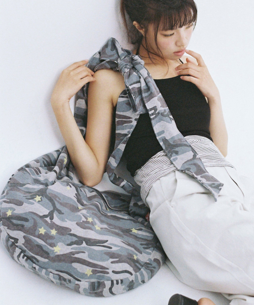 ITZAVIBE(イッザバイブ)の「CAMO STAR REVERSIBLE RIBBON BAG(メッセンジャーバッグ・レディース・その他・FREE)」の5枚目の写真
