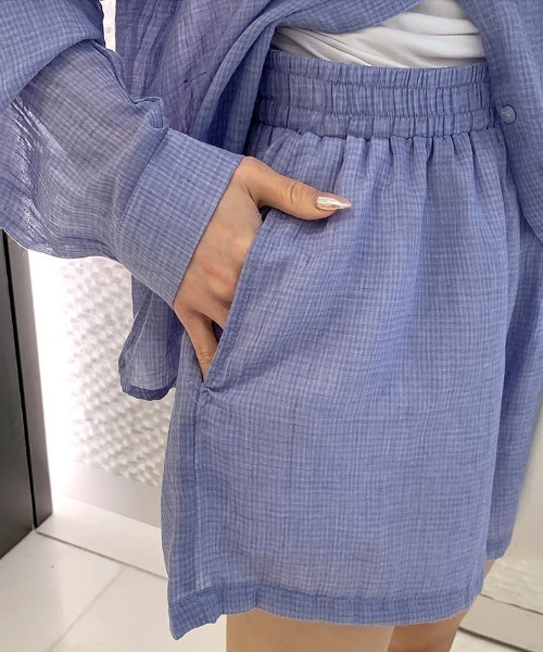 COCOMOMO(ココモモ)の「【上下セット】 リラックスセットアップ シャツ ショートパンツ セットアップ オーバーサイズ 長袖 トップス ショート パンツ シアー 薄手 ゆったり リネンライク ワンマイルウェア 春服 夏服(セットアップ・レディース・ダークグレー/ブルー/ライトイエロー・FREE)」の17枚目の写真