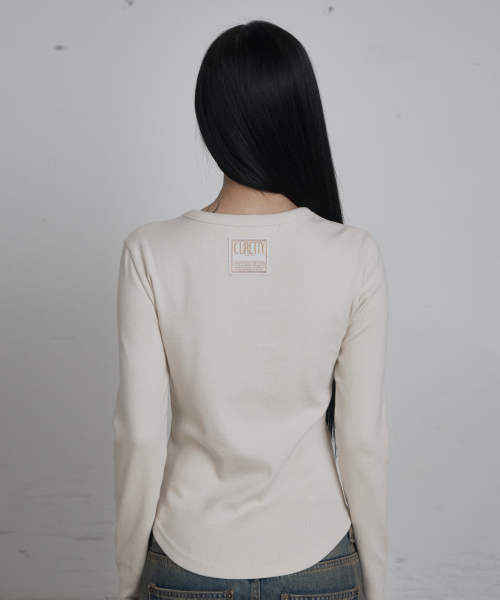 CURETTY(キュリティ)の「C 90S LINE BASIC ロングスリーブTシャツ_ベージュ(Tシャツ/カットソー・レディース・Beige・SMALL/MEDIUM)」の4枚目の写真