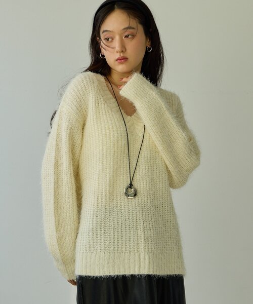 DISCOAT(ディスコート)の「【Noka】フェザーヤーンVネックプルオーバー《WEB限定》(ニット/セーター・レディース・レッド/サックスブルー/アイボリー・FREE)」の4枚目の写真