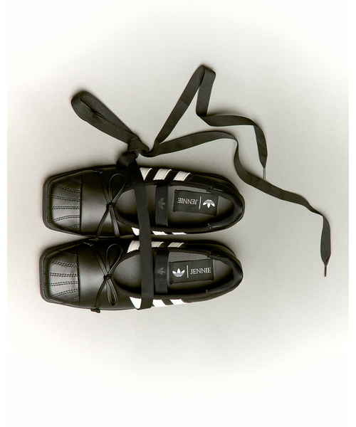 adidas(アディダス)の「【ADIDAS × JENNIE】 SUPERSTAR SQ BALLET W(スニーカー・レディース・ブラック/ホワイト・24cm/23cm/25cm/24.5cm/23.5cm)」の1枚目の写真