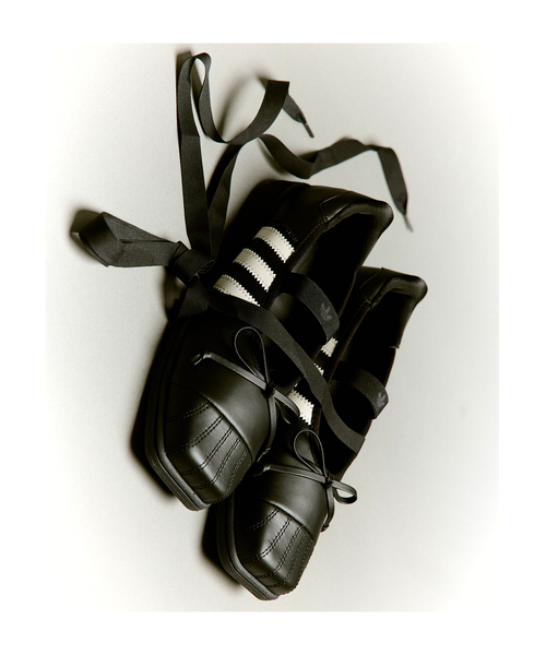 adidas(アディダス)の「【ADIDAS × JENNIE】 SUPERSTAR SQ BALLET W(スニーカー・レディース・ブラック/ホワイト・24cm/23cm/25cm/24.5cm/23.5cm)」の13枚目の写真