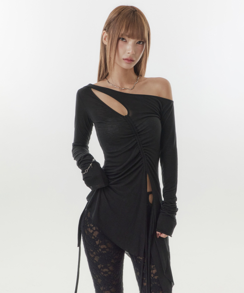 KRUXH(クルクス)の「シャーリングオフショルダーフレアトップ ブラック(Tシャツ/カットソー・レディース・その他・FREE)」の1枚目の写真
