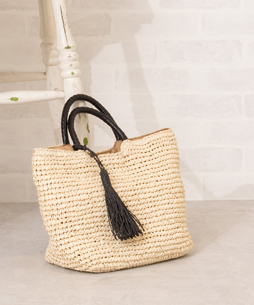 NATURAL BEAUTY BASIC（ナチュラルビューティーベーシック）の「バイカラータッセルトートバッグ（トートバッグ・レディース・ブラック/ベージュ・ﾌﾘ-）」の2枚目の写真