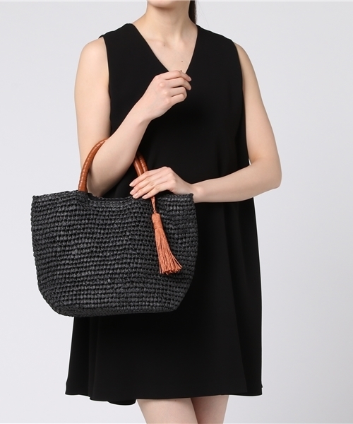 NATURAL BEAUTY BASIC（ナチュラルビューティーベーシック）の「バイカラータッセルトートバッグ（トートバッグ・レディース・ブラック/ベージュ・ﾌﾘ-）」の9枚目の写真