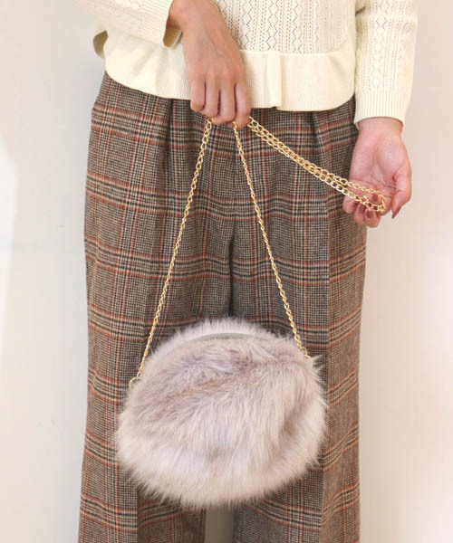 FREE'S MART（フリーズマート）の「ラウンドフェイクファーバッグ（ショルダーバッグ・レディース・ベージュ/グレー/ホワイト・ﾌﾘ-）」の5枚目の写真