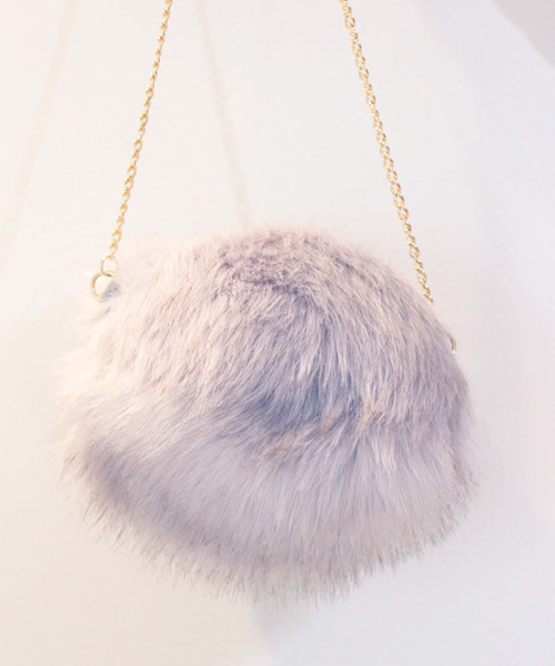 FREE'S MART（フリーズマート）の「ラウンドフェイクファーバッグ（ショルダーバッグ・レディース・ベージュ/グレー/ホワイト・ﾌﾘ-）」の6枚目の写真