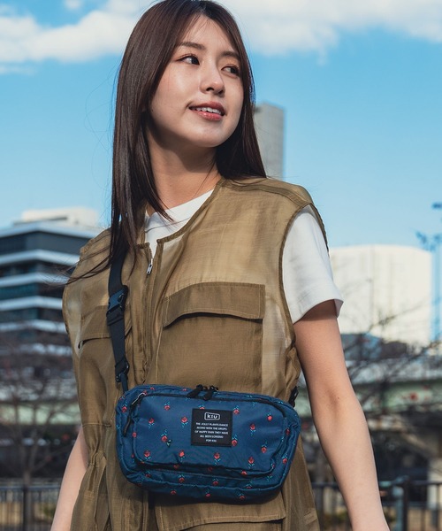 KiU(キウ)の「300D フロントポケット 2wayミニショルダーバッグ(ショルダーバッグ・レディース・ブラック/アニマル/ホワイト系その他/ブラック系その他/ブラック系その他3/ブラック系その他4/ブラック系その他5/ネイビー/ブラック系その他2/オレンジ/イエロー/ホワイト系その他2/その他10/パープル/レッド系その他/その他11/ブラック×カーキ/タイガーカモ/ブルー系その他2/ブラック系その他6/ベージュ系その他/レオパード/ブルー系その他3/ダークグリーン系/ベージュ系その他2/ブラック系その他7/ネイビー系/ブルー系その他4/ブルー系その他5/ブルー系その他・FREE)」の21枚目の写真