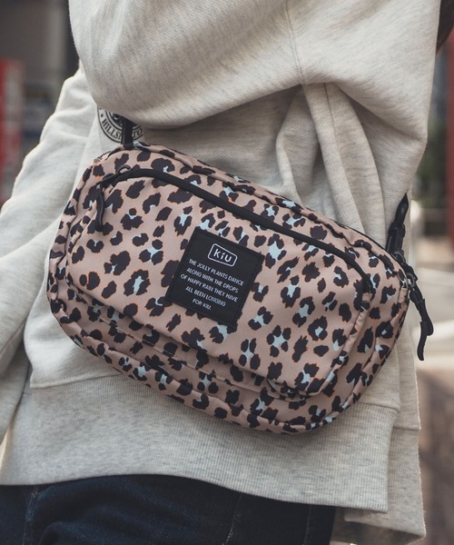 KiU（キウ）の「300D フロントポケット 2wayミニショルダーバッグ（ショルダーバッグ・レディース・ブラック/アニマル/ホワイト系その他/ブラック系その他/ブラック系その他3/ブラック系その他4/ブラック系その他5/ネイビー/ブラック系その他2/オレンジ/イエロー/ホワイト系その他2/その他10/パープル/レッド系その他/ブルー系その他/ブラック×カーキ/タイガーカモ/ブルー系その他2/ブラック系その他6/ベージュ系その他/レオパード/ブルー系その他3・FREE）」の21枚目の写真