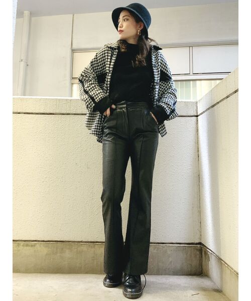 GYDA（ジェイダ）の「フェイクレザースリットフレアパンツ（その他パンツ・レディース・ブラック/ブラウン・SMALL/MEDIUM）」の5枚目の写真