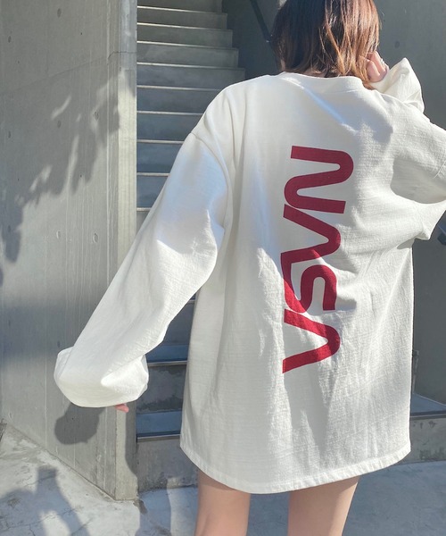 Chico（チコ）の「NASAバックロゴスウェット/ルーズスウェット（スウェット・レディース・アイボリー/グレー・FREE）」の2枚目の写真