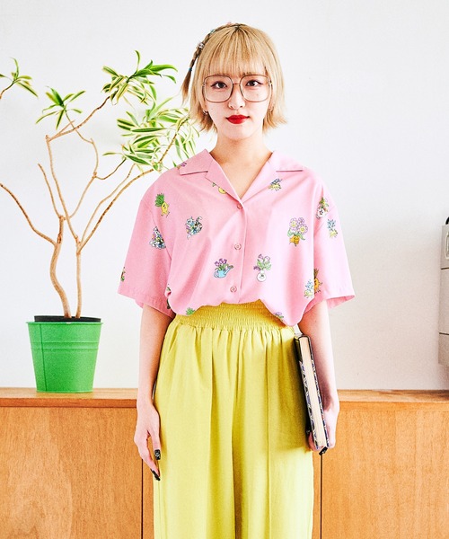 PUNYUS(プニュズ)の「フラワーフレンズ開襟シャツ(シャツ/ブラウス・レディース・ホワイト/ブラック/ピンク・1/2/4/3)」の1枚目の写真