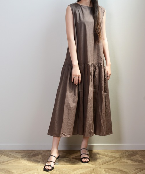 shopnikoniko（ショップニコニコ）の「ノースリーブ ティアードロングワンピース（ワンピース・レディース・ブラック/ブラウン/オフホワイト/イエロー/グリーン・フリー）」の3枚目の写真