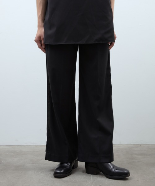 unlow(アンロー)の「パイピングワイドストレートスラックス(セットアップ対応)(その他パンツ・メンズ・ライトグレー/ブラック・M/L)」の1枚目の写真