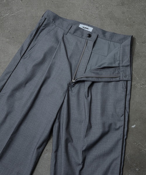 unlow(アンロー)の「パイピングワイドストレートスラックス(セットアップ対応)(その他パンツ・メンズ・ライトグレー/ブラック・M/L)」の11枚目の写真