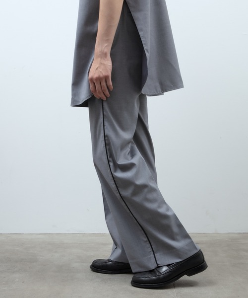 unlow(アンロー)の「パイピングワイドストレートスラックス(セットアップ対応)(その他パンツ・メンズ・ライトグレー/ブラック・M/L)」の3枚目の写真
