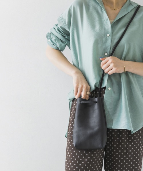 URBAN RESEARCH(アーバンリサーチ)の「niro Goatembossleathershoulder(ハンドバッグ・レディース・ブラック・-)」の4枚目の写真