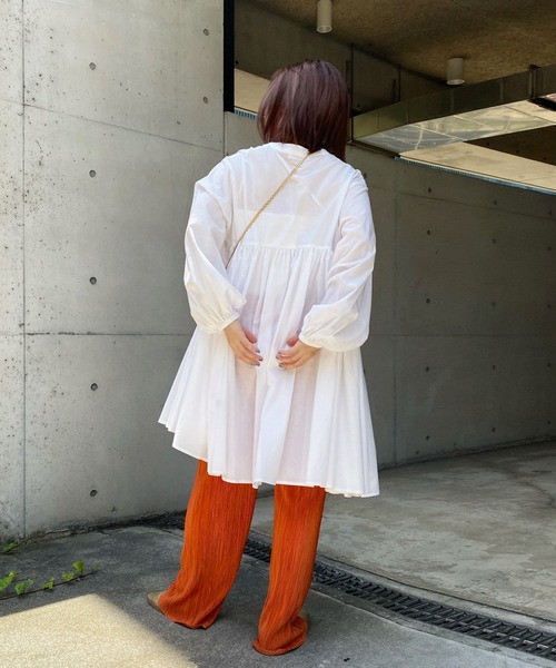 DouDou(ドゥドゥ)の「ボリュームギャザーチュニックブラウス(シャツ/ブラウス・レディース・オフホワイト/ブラック/グリーン・FREE)」の22枚目の写真