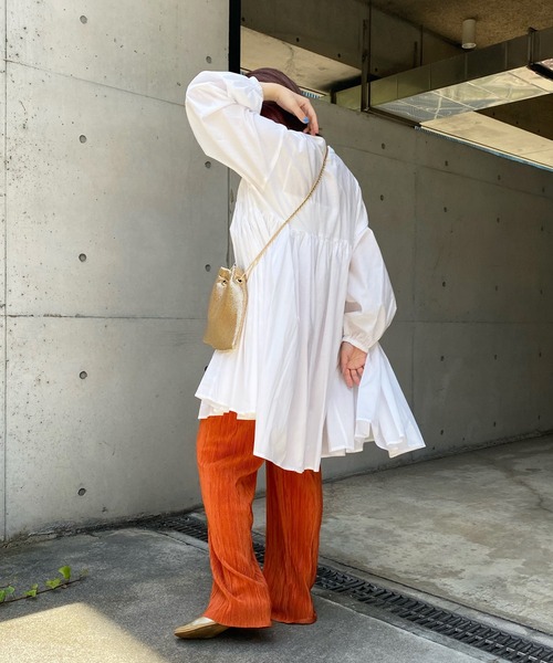 DouDou(ドゥドゥ)の「ボリュームギャザーチュニックブラウス(シャツ/ブラウス・レディース・オフホワイト/ブラック/グリーン・FREE)」の11枚目の写真