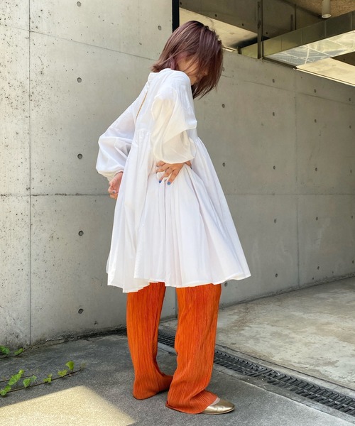 DouDou(ドゥドゥ)の「ボリュームギャザーチュニックブラウス(シャツ/ブラウス・レディース・オフホワイト/ブラック/グリーン・FREE)」の19枚目の写真